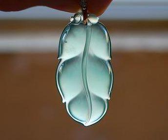 翡翠“越绿越值钱”的说法到底骗了多少人？买到这三种，等着后悔吧！  第19张