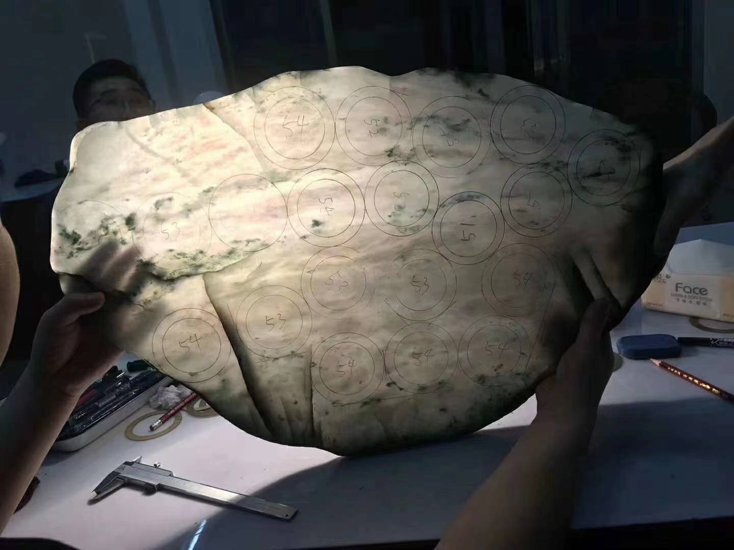 精品冰种翡翠原石图片见过翡翠公盘毛料出货，还觉得价格高吗  第3张