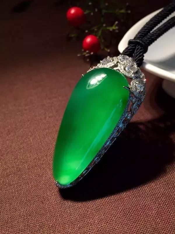 
                浅谈翡翠的“雕花”与“素身”，这是不一样的魅力
              第6张