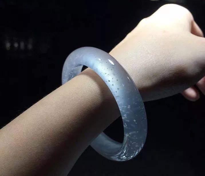 
                翡翠也有「三无产品」？再便宜也不要买！
              第2张