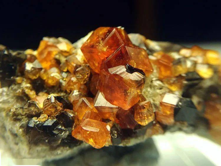 大牌新宠儿来袭，石榴石的新贵，拥有梦幻彩色的小众宝石！  第3张