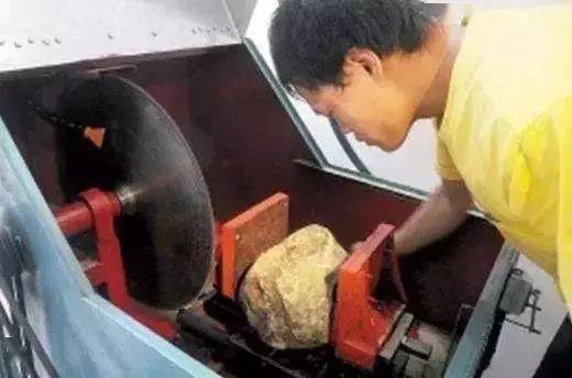 详细解析翡翠原石如何切才能达到利益最大化  第2张