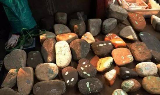 大叔带“翡翠探测仪”横扫翡翠市场，他扫到了啥？  第5张