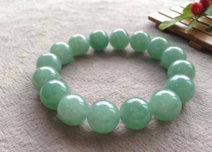 翡翠手串颜色搭配有讲究，时尚宠儿都是这么串的，你了解过吗？  第2张