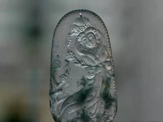 
                资深行家都偏爱于「素件翡翠」，那么雕工复杂的翡翠还能买吗？
              第5张