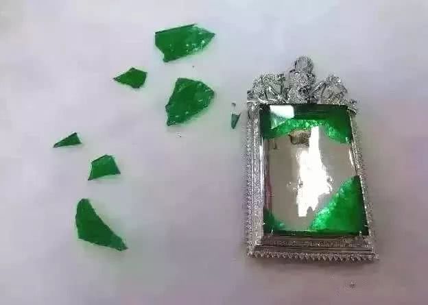 翡翠挂件代加工38000元买了块全绿无事碑，结果隔天睡醒碎一床，这玩意还得了…  第2张