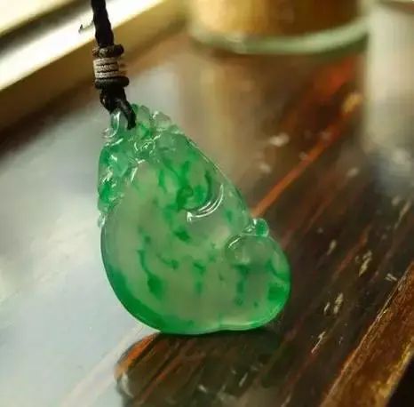 翡翠中有这样一小条“金丝”，价格能再翻几个倍  第4张