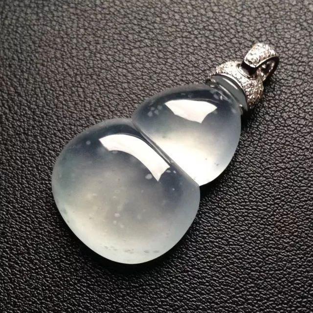 
                你知道翡翠不同造型的吊坠代表什么寓意吗？
              第13张