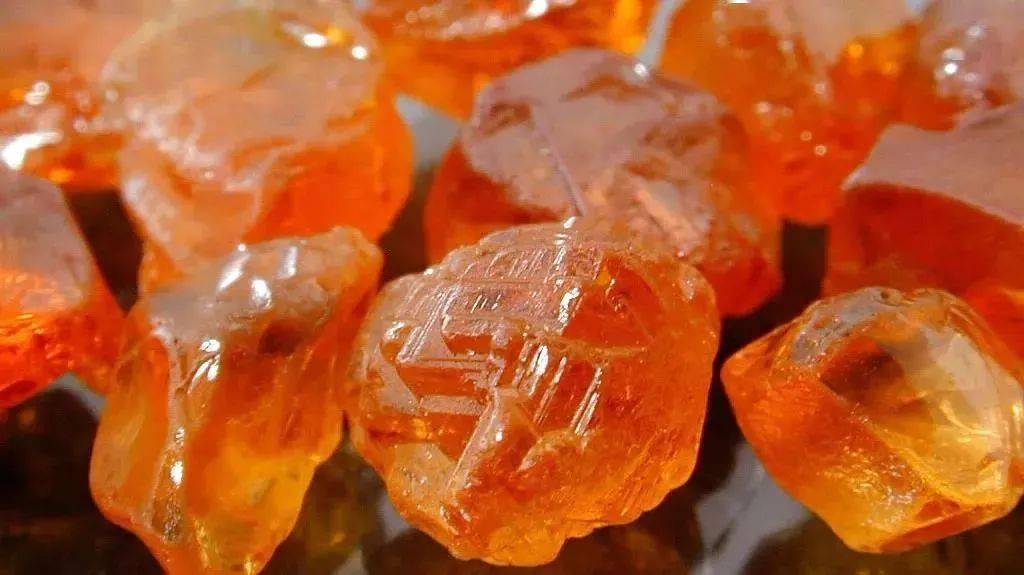 大牌新宠儿来袭，石榴石的新贵，拥有梦幻彩色的小众宝石！  第15张