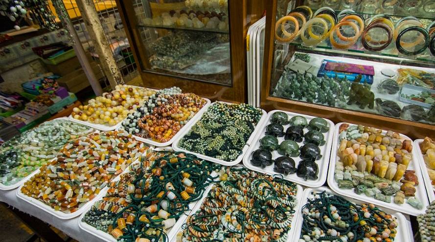 
                缅甸矿区的翡翠到底是怎样被挖出来的？老矿工道出心酸实情
              第2张