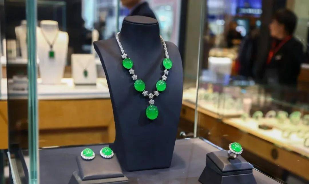 翡翠要怎么摆才更吸引人？学到了！  第5张