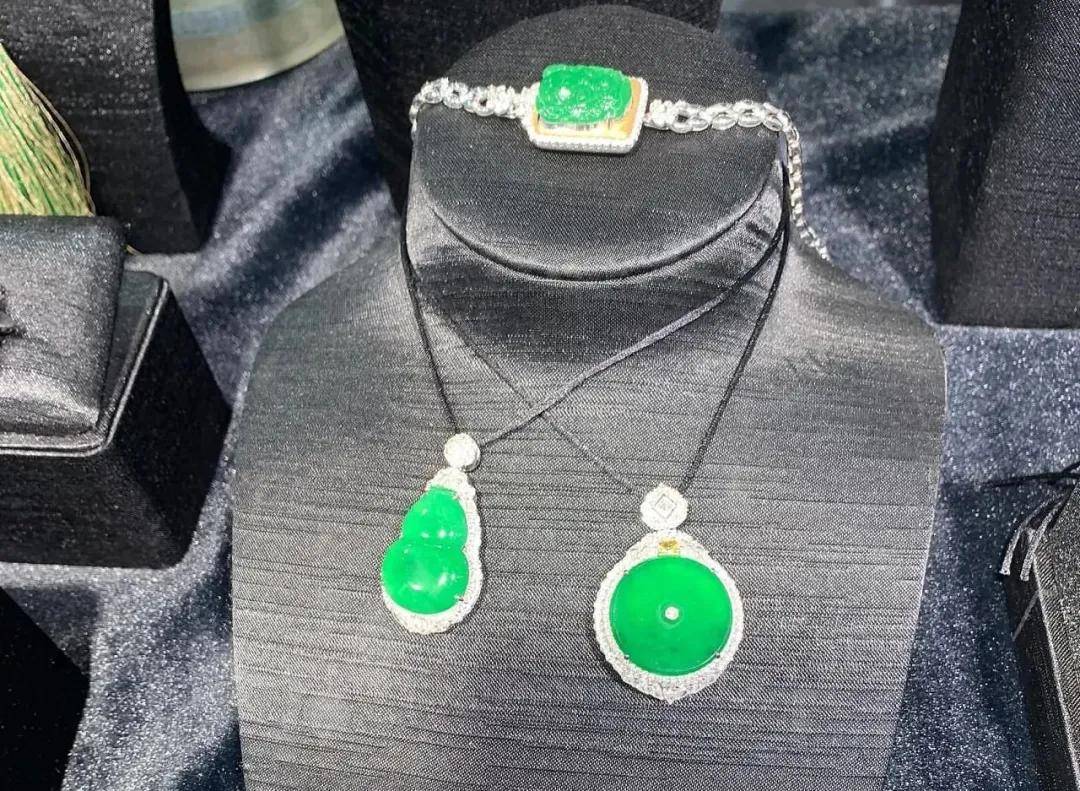 上亿的翡翠手镯长什么样？壕无人性！  第23张