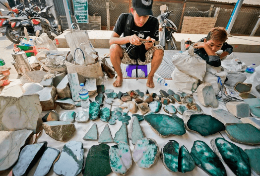 
                【震撼】揭秘缅甸超牛的翡翠市场，现场让你大开眼界！
              第14张