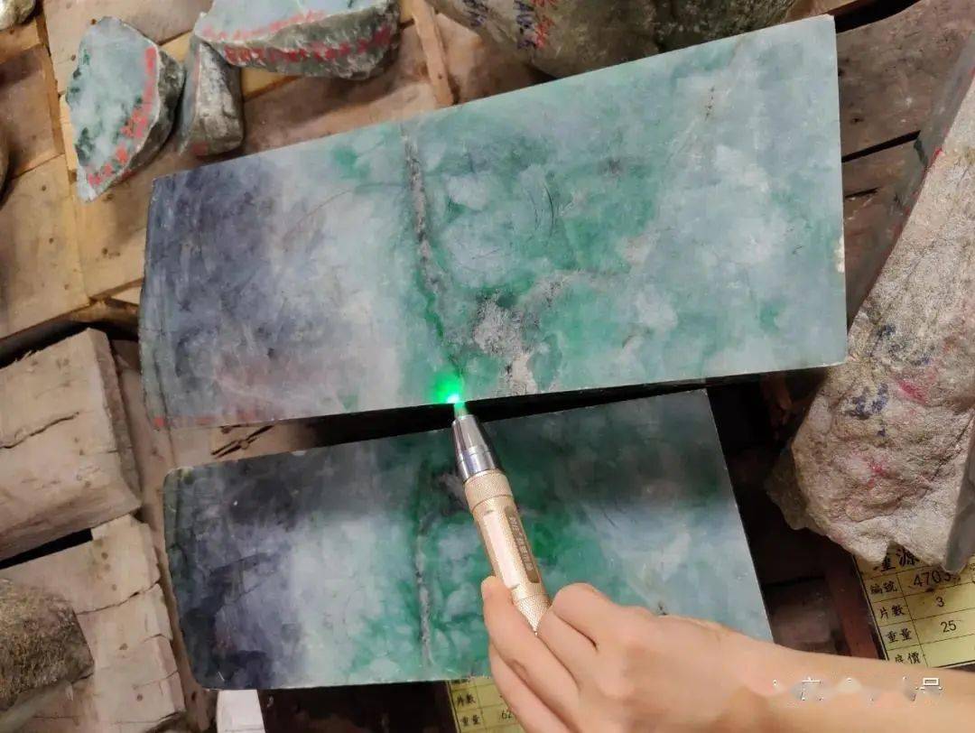 直击2021平洲公盘！好料越来越稀缺，选择什么样的翡翠升值空间大？  第8张