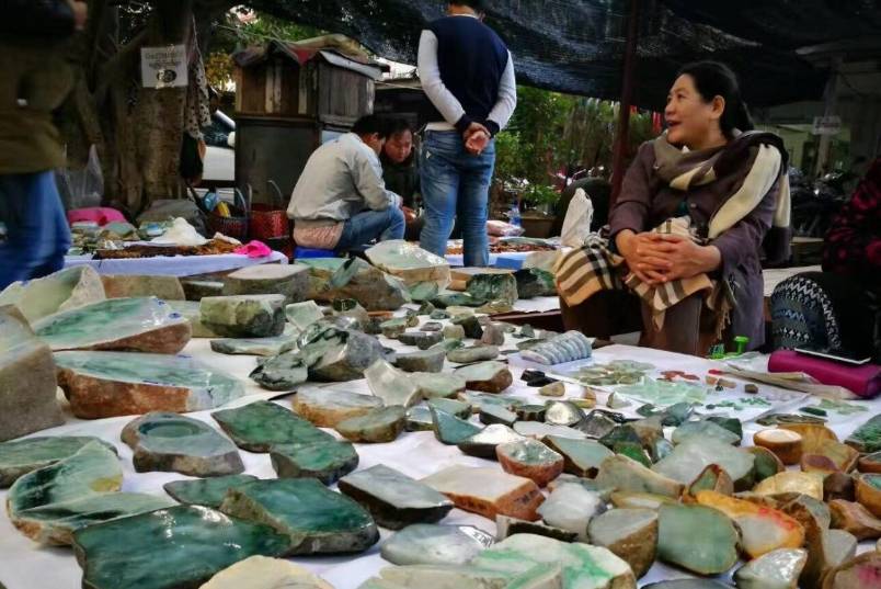 
                缅甸矿区的翡翠到底是怎样被挖出来的？老矿工道出心酸实情
              第5张