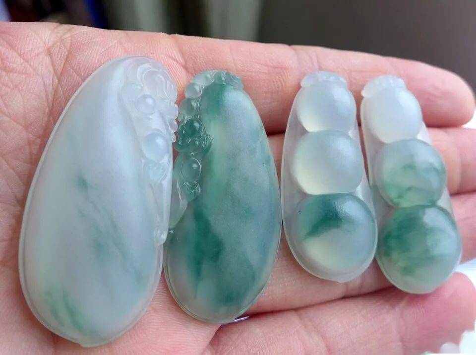 5000买下一块全身绿花的翡翠原石，雕琢完成后大家加倍抢着要！  第9张