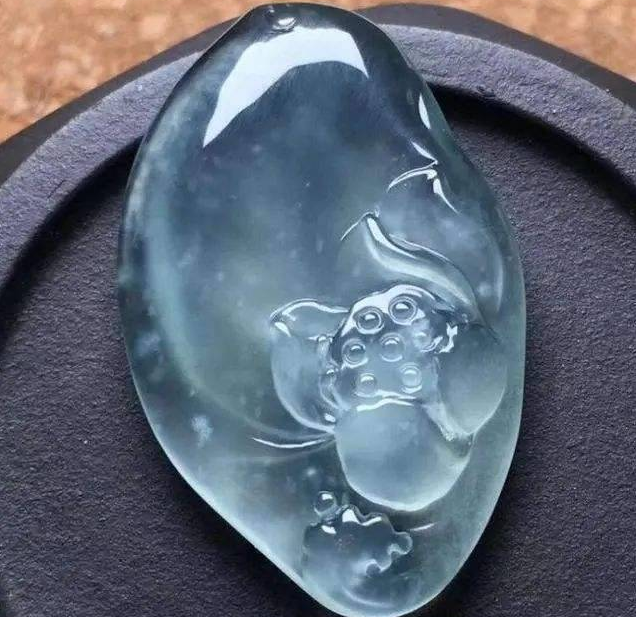 
                资深行家都偏爱于「素件翡翠」，那么雕工复杂的翡翠还能买吗？
              第4张