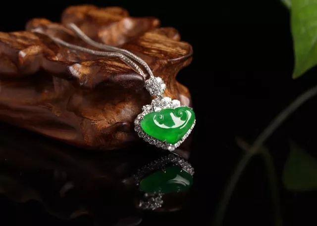 
                你知道翡翠不同造型的吊坠代表什么寓意吗？
              第6张