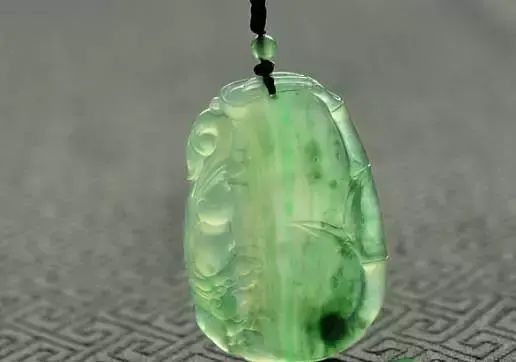 翡翠中有这样一小条“金丝”，价格能再翻几个倍  第3张