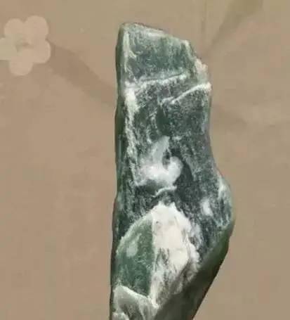 非比寻常的翡翠原石毛料，竟雕刻成传世之宝，第一眼你看到了什么  第1张