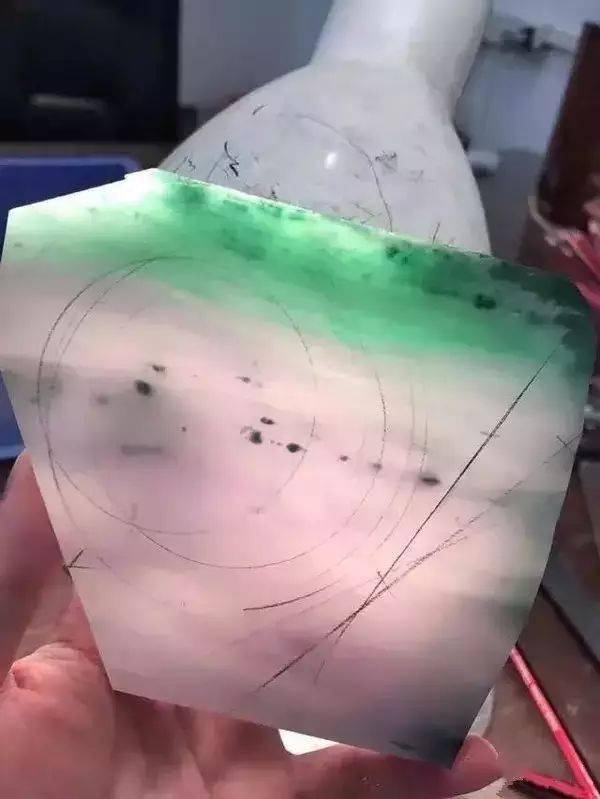 详细解析翡翠原石如何切才能达到利益最大化  第1张