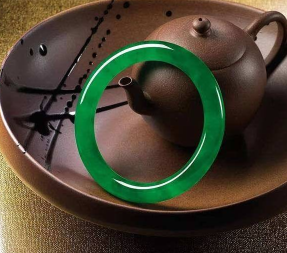 
                资深行家都偏爱于「素件翡翠」，那么雕工复杂的翡翠还能买吗？
              第6张