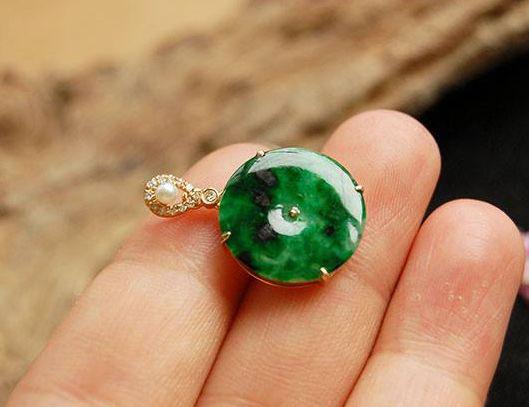 翡翠“越绿越值钱”的说法到底骗了多少人？买到这三种，等着后悔吧！  第4张