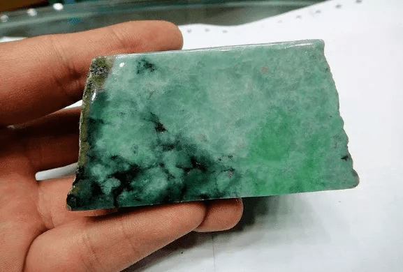 翡翠的癣与绿色翡翠之间的关系可分为三种状态  第1张