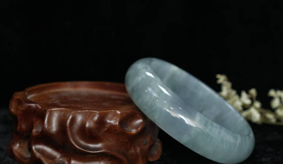 
                缅甸矿区的翡翠到底是怎样被挖出来的？老矿工道出心酸实情
              第1张