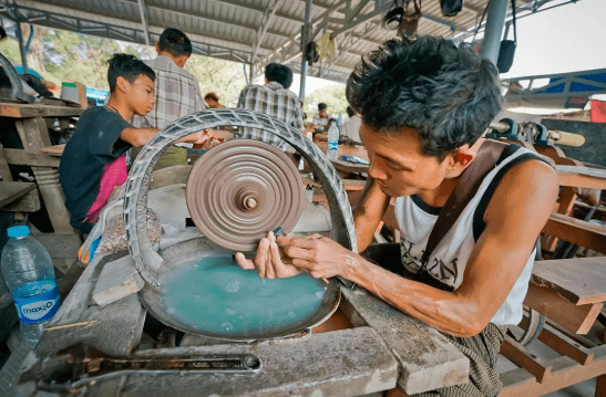 
                【震撼】揭秘缅甸超牛的翡翠市场，现场让你大开眼界！
              第13张