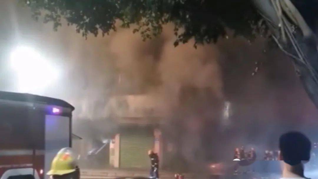 昨晚一珠宝行突然起火，损失不小！  第2张