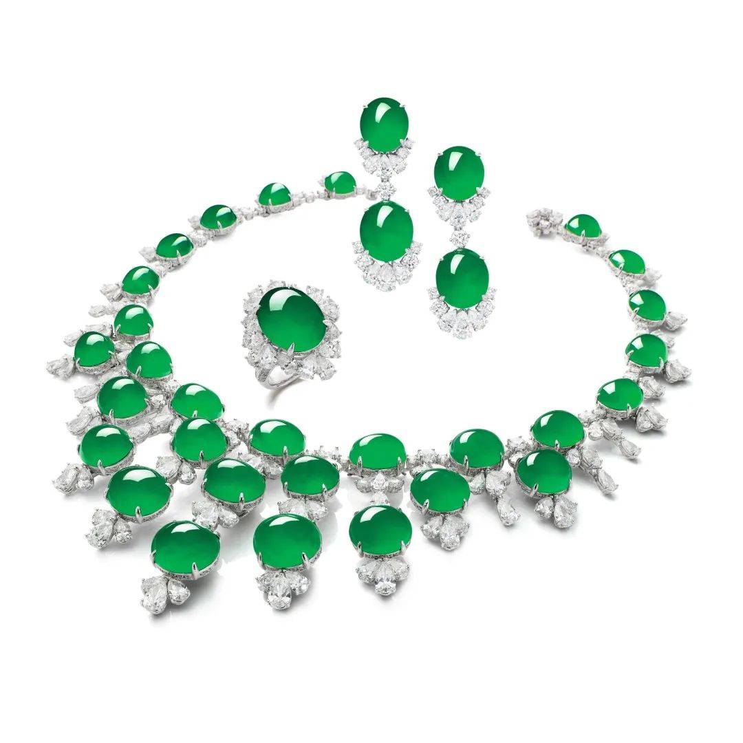 2022年首宗千万级别翡翠拍品,太惊艳了~
第1张