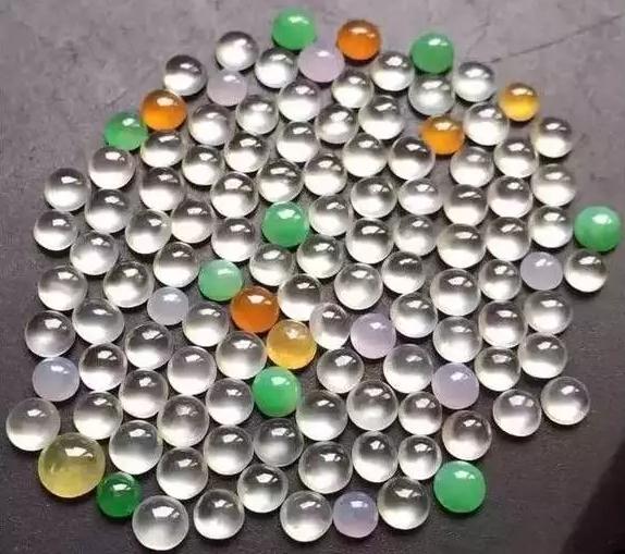 玻璃种帝王绿再配2700颗流光蛋面，这翡翠“观音王”非她莫属了！  第3张