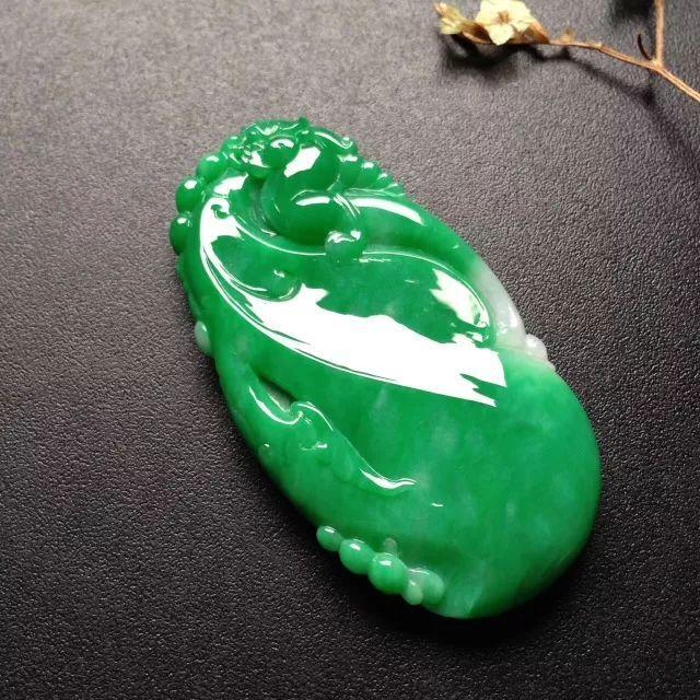 
                你知道翡翠不同造型的吊坠代表什么寓意吗？
              第8张