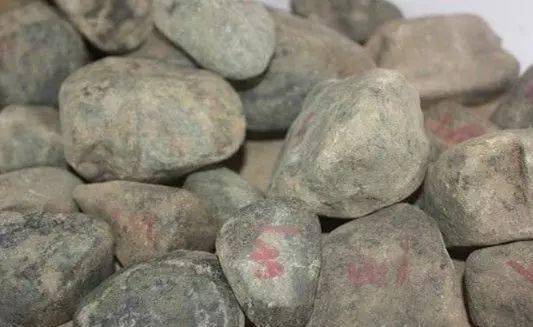 大叔带“翡翠探测仪”横扫翡翠市场，他扫到了啥？  第8张