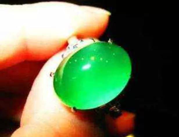 精品翡翠蛋面难得一见，最好的叫翡翠之眼！  第6张