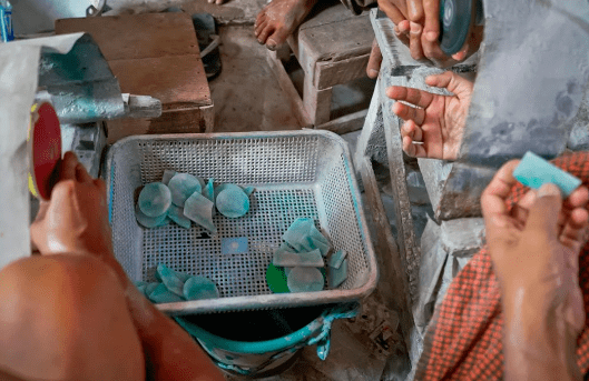 
                【震撼】揭秘缅甸超牛的翡翠市场，现场让你大开眼界！
              第1张