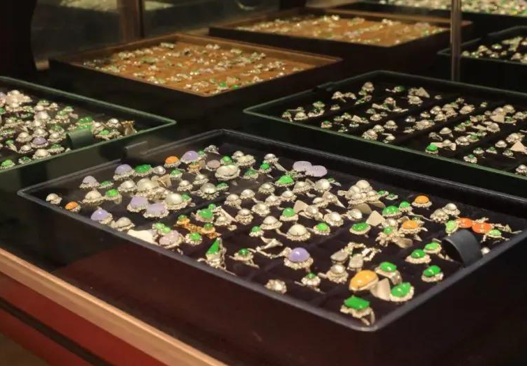 
                告别翡翠变现难，六大方式帮你实现翡翠自由
              第1张