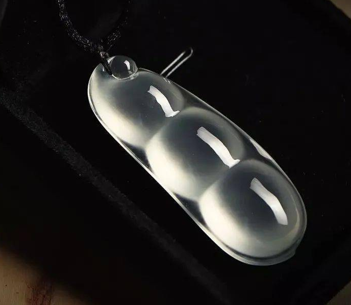 云南世博会翡翠老翡翠手镯 清代为何国人对珠宝只钟情翡翠，令人如此向往的翡翠有何迷人之处？  第6张