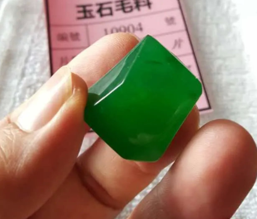 翡翠的另类鉴定方法：靠肉眼看颜色鉴定翡翠真假  第2张