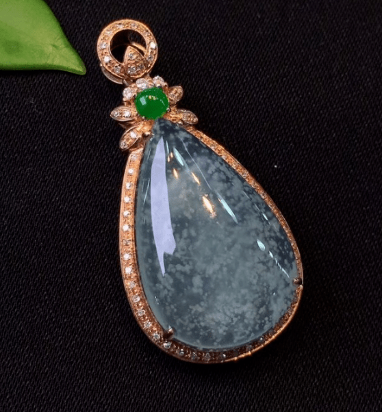 
                认识极品翡翠之——木那雪花棉，最美不过翡翠下雪，不是吗?
              第1张