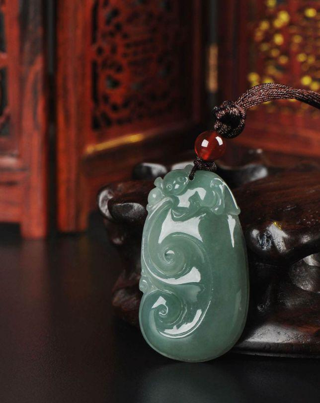 翡翠“越绿越值钱”的说法到底骗了多少人？买到这三种，等着后悔吧！  第11张