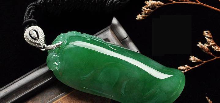 收藏翡翠就要对它宽容,正确看待棉的存在,它是翡翠的一种标志
第2张