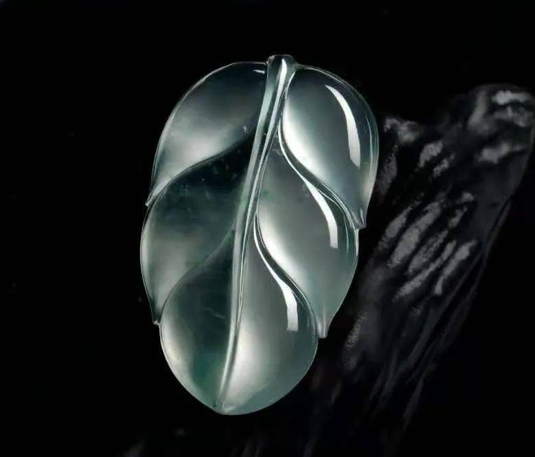 云南世博会翡翠老翡翠手镯 清代为何国人对珠宝只钟情翡翠，令人如此向往的翡翠有何迷人之处？  第5张