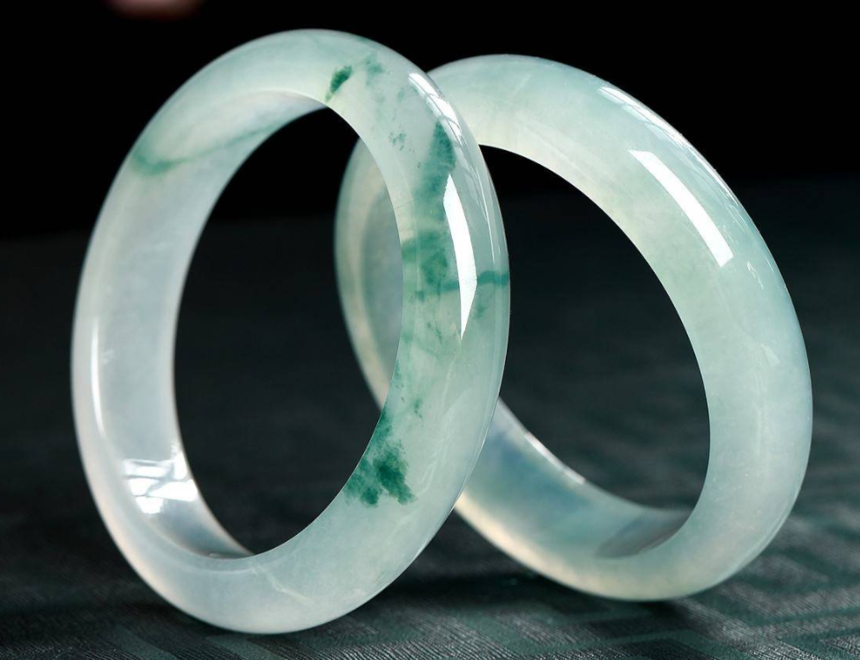 
                资深行家都偏爱于「素件翡翠」，那么雕工复杂的翡翠还能买吗？
              第1张