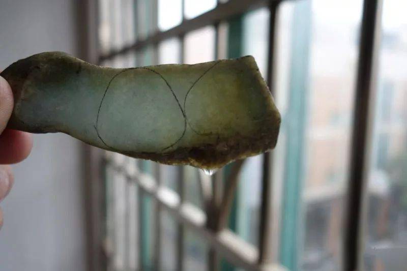 捡漏到一块不起眼的翡翠原石，竟切一堆黄翡弥勒佛，心里美滋滋的！  第2张