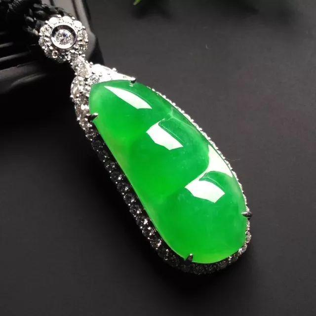 
                你知道翡翠不同造型的吊坠代表什么寓意吗？
              第11张