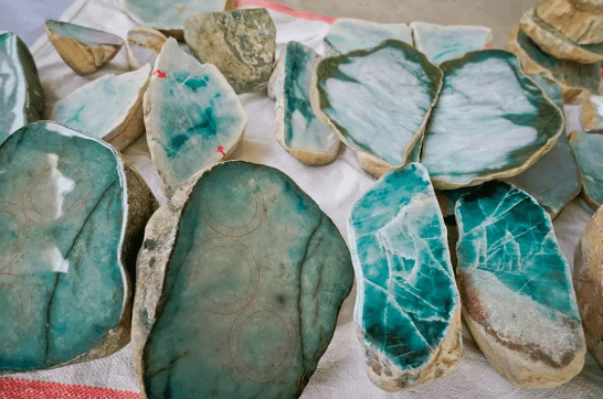 
                【震撼】揭秘缅甸超牛的翡翠市场，现场让你大开眼界！
              第5张