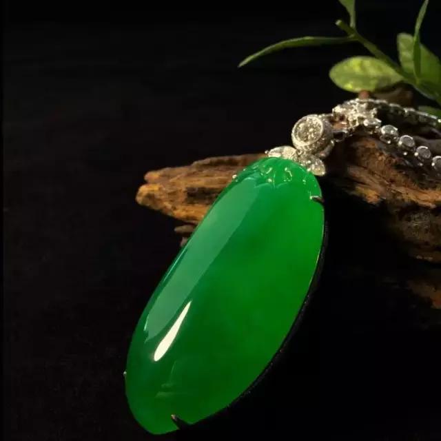 
                浅谈翡翠的“雕花”与“素身”，这是不一样的魅力
              第7张