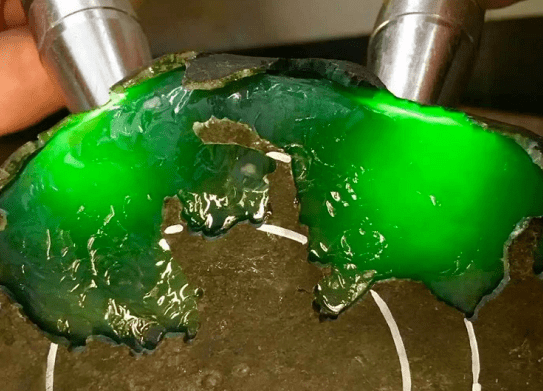 
                【震撼】揭秘缅甸超牛的翡翠市场，现场让你大开眼界！
              第7张